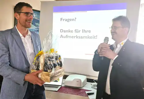 324_prsentbergabe.jpg